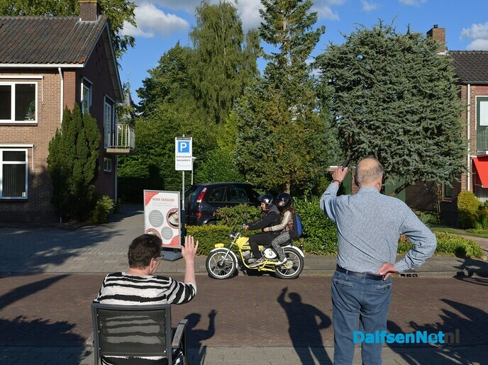 Brommers kieken op het Kerkplein - Foto: Johan Bokma