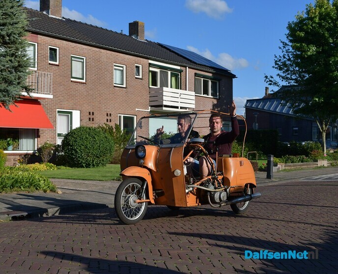 Brommers kieken op het Kerkplein - Foto: Johan Bokma
