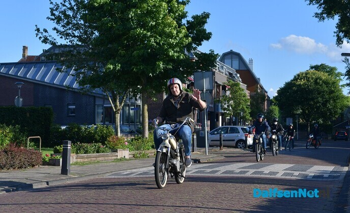 Brommers kieken op het Kerkplein - Foto: Johan Bokma