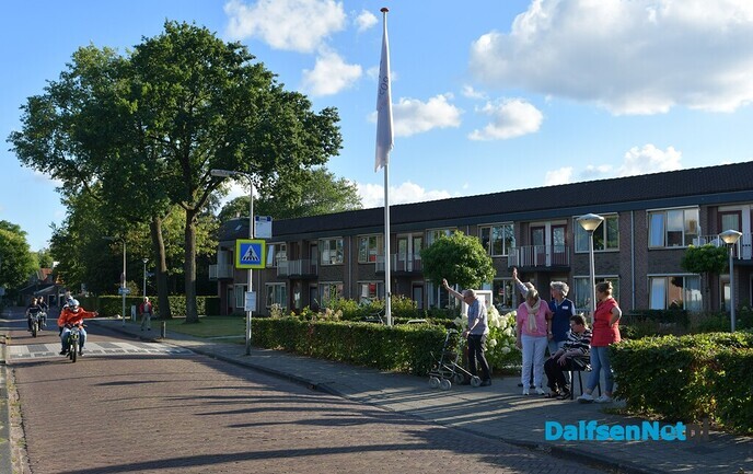 Brommers kieken op het Kerkplein - Foto: Johan Bokma