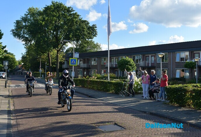 Brommers kieken op het Kerkplein - Foto: Johan Bokma