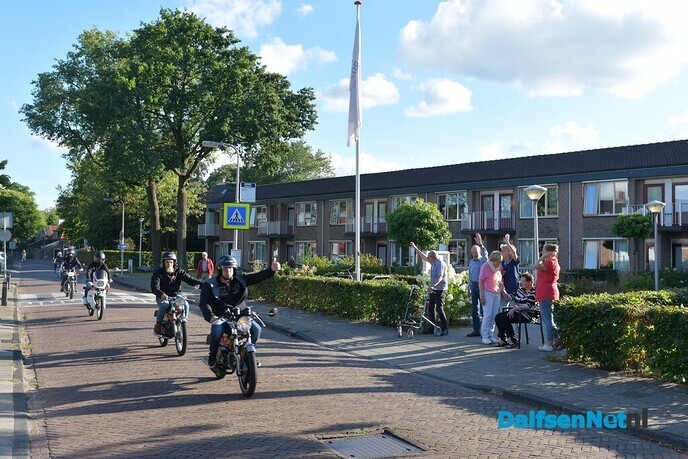 Brommers kieken op het Kerkplein - Foto: Johan Bokma