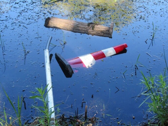 Wat is de zin van dit: weer vernielingen - Foto: Ingezonden foto