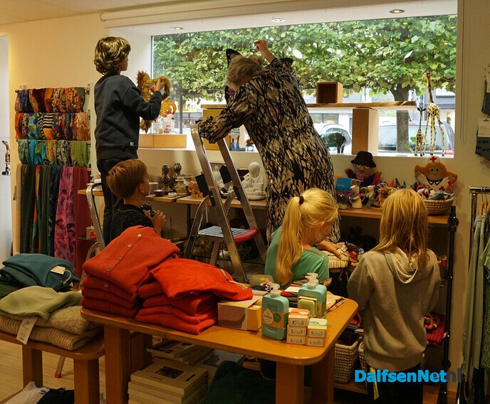 Kinderen van CBS de Spiegel etaleren voor Dierendag (4 oktober) - Foto: Ingezonden foto