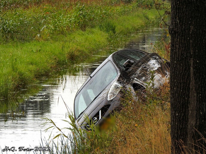Auto te water aan de Dedemsweg.