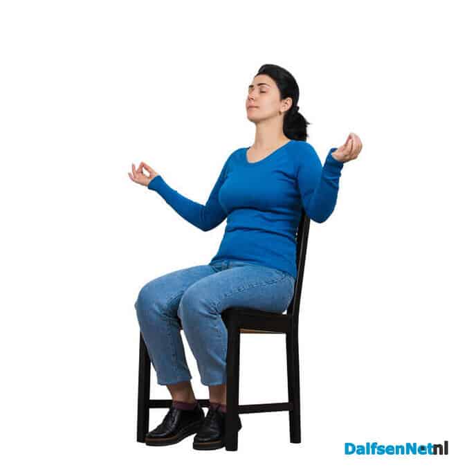 Yoga, kan ook op een stoel beoefend worden. - Foto: Ingezonden foto