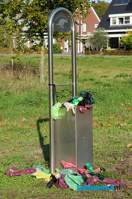Afvalbak (nr 112) voor hondenpoepzakjes  “overstroomd” - Foto: Paul Scholten