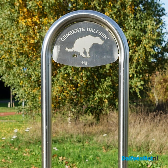 Afvalbak (nr 112) voor hondenpoepzakjes  “overstroomd” - Foto: Paul Scholten