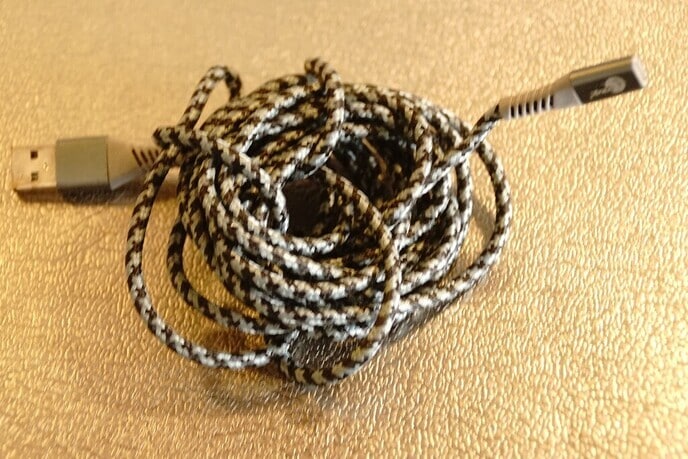 Gevonden usb kabeltje - Foto: Ingezonden foto
