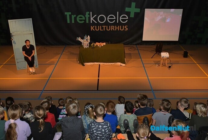 Kinderen genieten tijdens voorstelling ‘Koning Willem wil ‘m’ van Harro - Foto: Johan Bokma