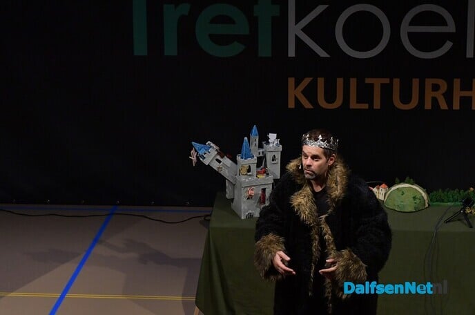 Kinderen genieten tijdens voorstelling ‘Koning Willem wil ‘m’ van Harro - Foto: Johan Bokma