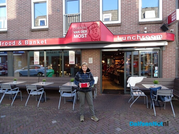 Aandacht voor elkaar tijdens gebakjesactie! - Foto: Ingezonden foto