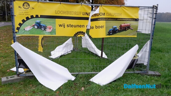 Doeken kapot gesneden en beklad - Foto: Ingezonden foto