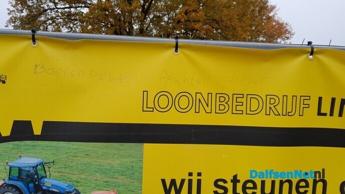 Doeken kapot gesneden en beklad - Foto: Ingezonden foto