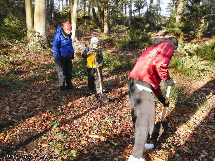 Familie uit Oekraïne plant bomen aan de Veldhoeveweg