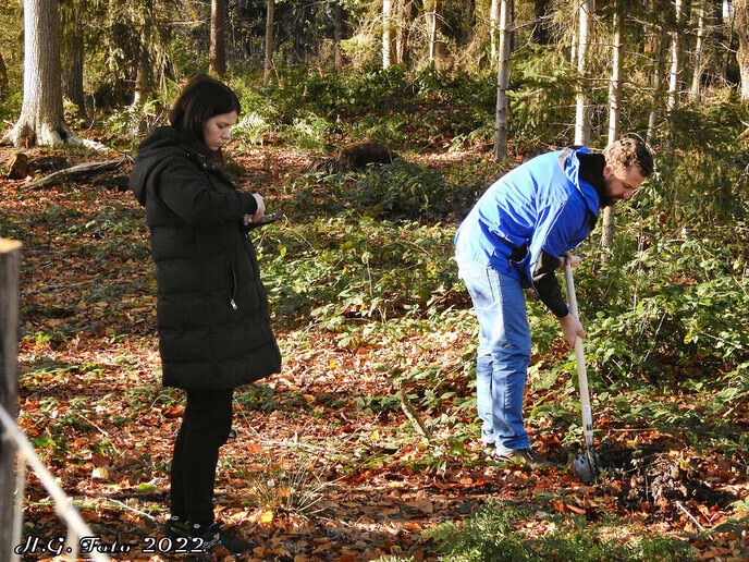 Familie uit Oekraïne plant bomen aan de Veldhoeveweg