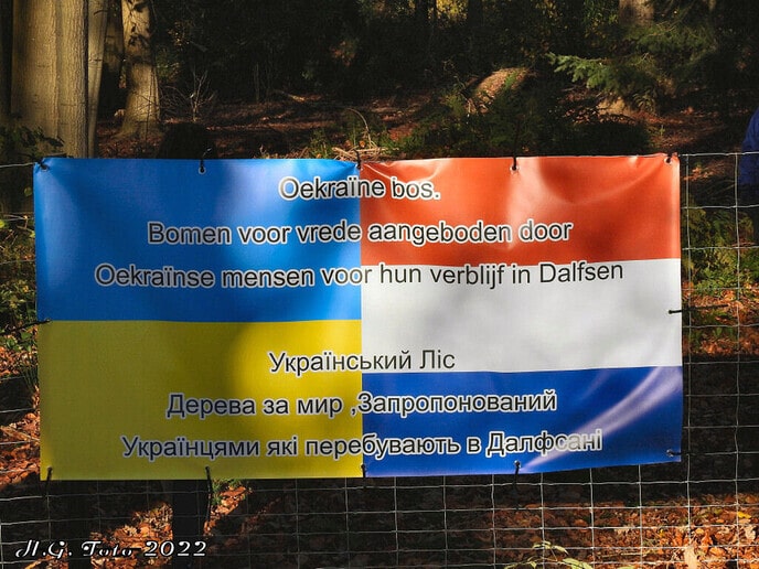 Familie uit Oekraïne plant bomen aan de Veldhoeveweg