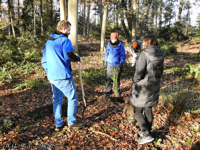 Familie uit Oekraïne plant bomen aan de Veldhoeveweg