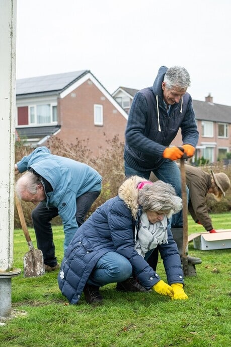 Rotaryclub Ommen Dedemsvaart plant tulpen voor goede doel in het plantsoen van Van Dedem Marke - Foto: Eigen geleverde foto