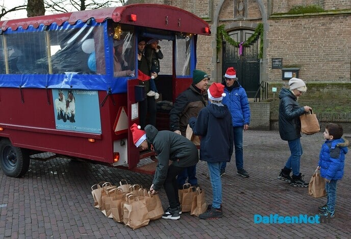 Angels Army zorgt voor vrolijke gezichten tijdens Huifkartocht - Foto: Johan Bokma