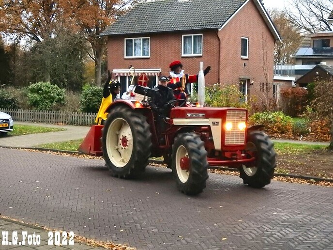 Sint bezoekt voor de 40e keer Cazemier school op de trekker, het wordt met het jaar gekker