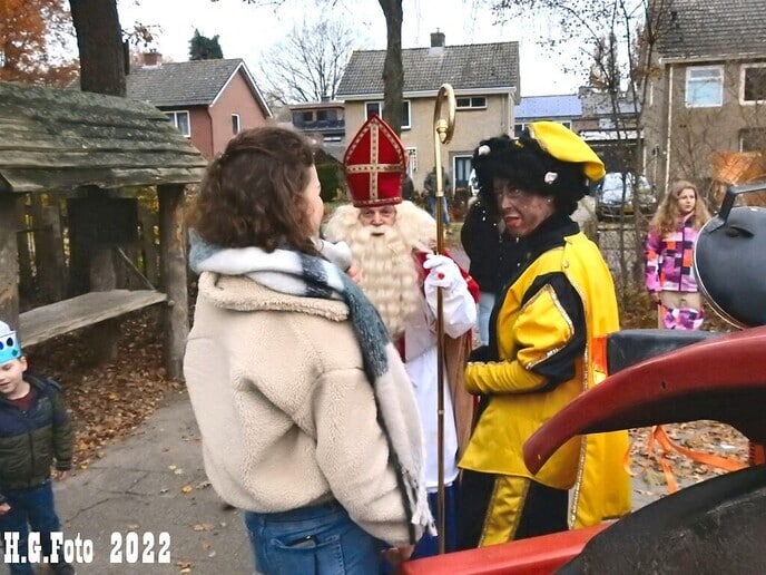 Sint bezoekt voor de 40e keer Cazemier school op de trekker, het wordt met het jaar gekker