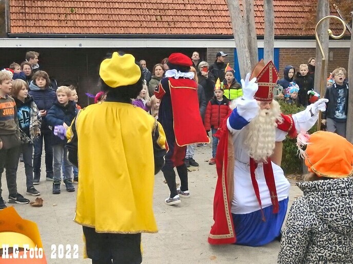Sint bezoekt voor de 40e keer Cazemier school op de trekker, het wordt met het jaar gekker