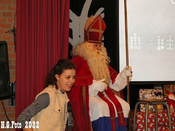 Sint bezoekt voor de 40e keer Cazemier school op de trekker, het wordt met het jaar gekker