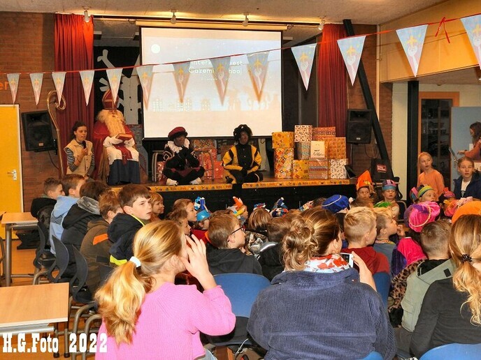 Sint bezoekt voor de 40e keer Cazemier school op de trekker, het wordt met het jaar gekker