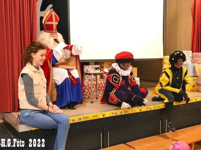 Sint bezoekt voor de 40e keer Cazemier school op de trekker, het wordt met het jaar gekker