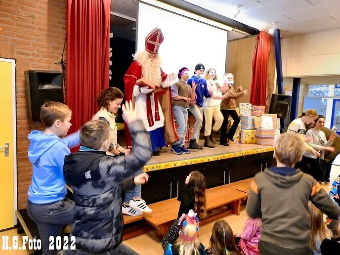 Sint bezoekt voor de 40e keer Cazemier school op de trekker, het wordt met het jaar gekker