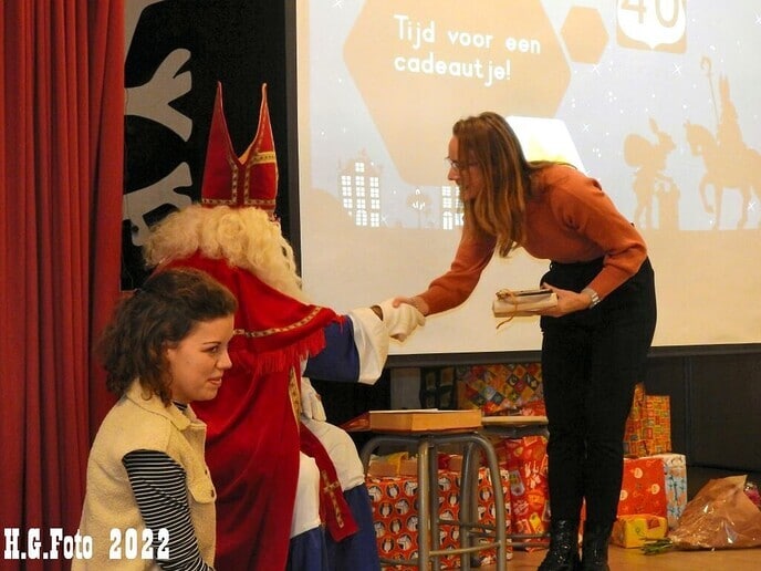 Sint bezoekt voor de 40e keer Cazemier school op de trekker, het wordt met het jaar gekker