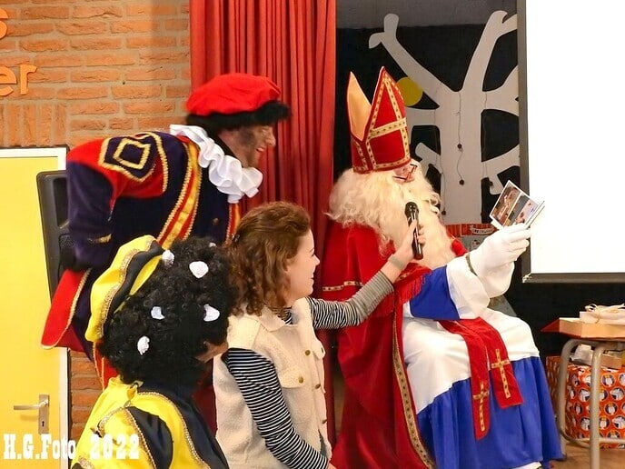 Sint bezoekt voor de 40e keer Cazemier school op de trekker, het wordt met het jaar gekker