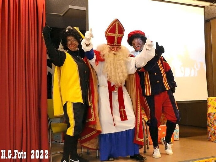 Sint bezoekt voor de 40e keer Cazemier school op de trekker, het wordt met het jaar gekker