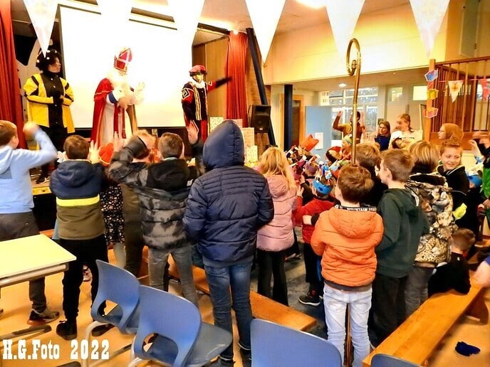 Sint bezoekt voor de 40e keer Cazemier school op de trekker, het wordt met het jaar gekker