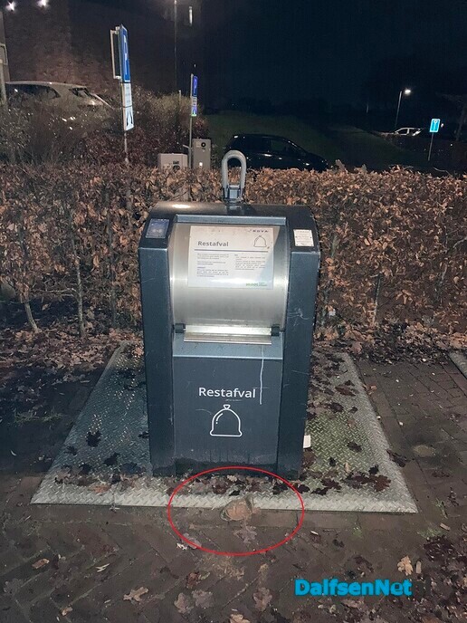 Hondenpoepzakjes bij afvalcontainer - Foto: Ingezonden foto