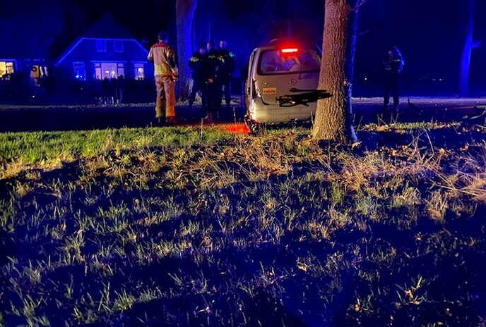 Bestuurder raakt boom bij Dalfsen: auto totaallos - Foto: Ingezonden foto