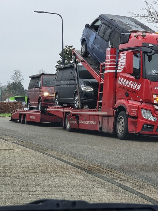 De afgebrande campers op de trailer…. triest en zonde - Foto: Ingezonden foto