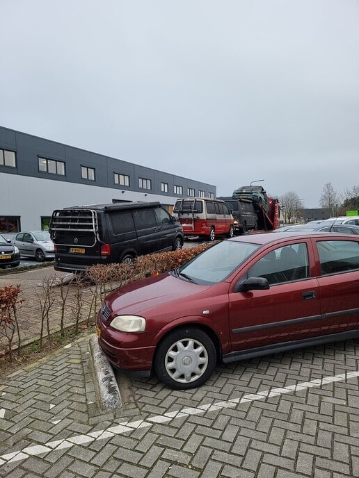De afgebrande campers op de trailer…. triest en zonde - Foto: Ingezonden foto