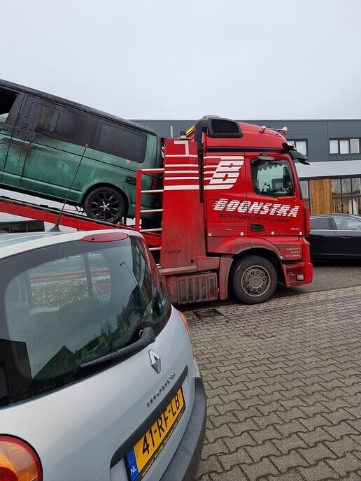 De afgebrande campers op de trailer…. triest en zonde - Foto: Ingezonden foto