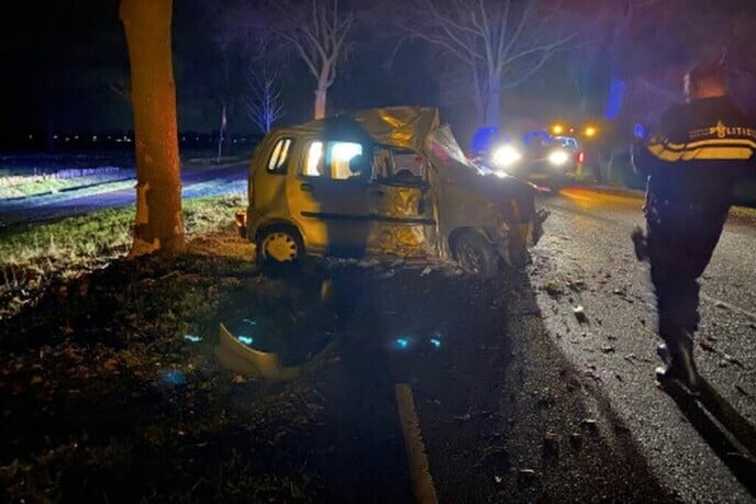 Bestuurder raakt boom bij Dalfsen: auto totaallos - Foto: Ingezonden foto