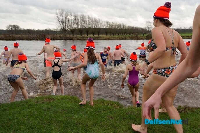 Opbrengst Nieuwjaarsduik Dalfsen: gigantisch - Foto: Ingezonden foto