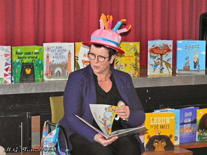Wethouder Betsy Ramerman leest voor op de Cazemier school.