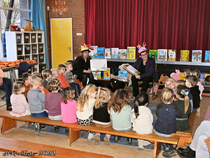 Wethouder Betsy Ramerman leest voor op de Cazemier school.