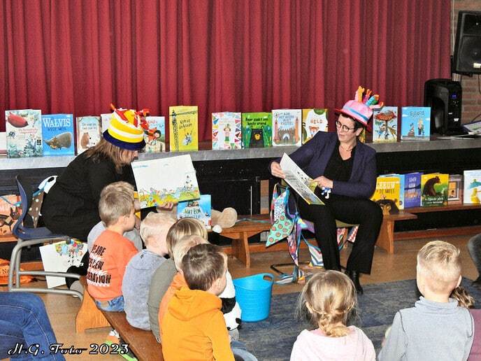 Wethouder Betsy Ramerman leest voor op de Cazemier school.