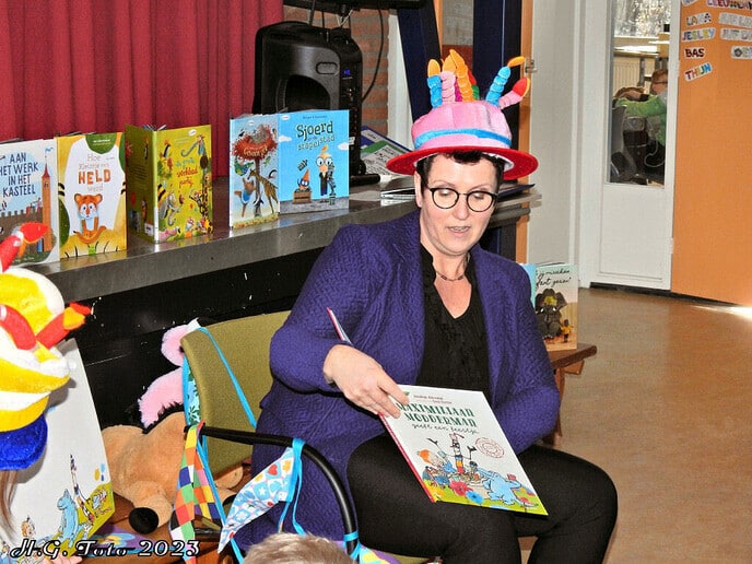 Wethouder Betsy Ramerman leest voor op de Cazemier school.