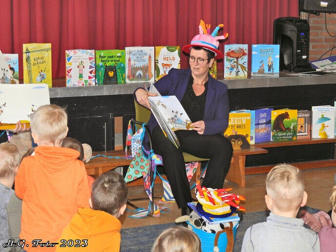 Wethouder Betsy Ramerman leest voor op de Cazemier school.