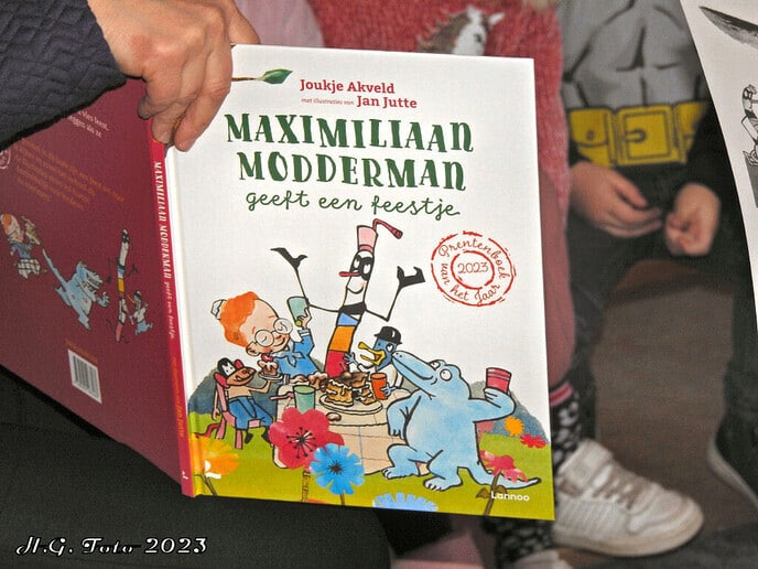 Wethouder Betsy Ramerman leest voor op de Cazemier school.