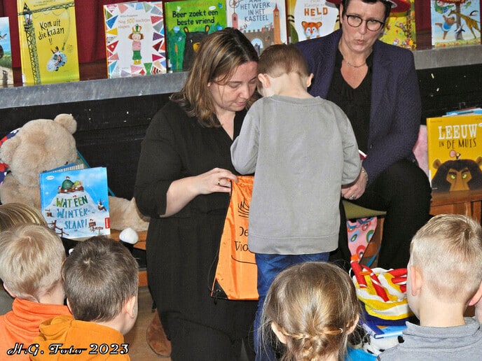Wethouder Betsy Ramerman leest voor op de Cazemier school.