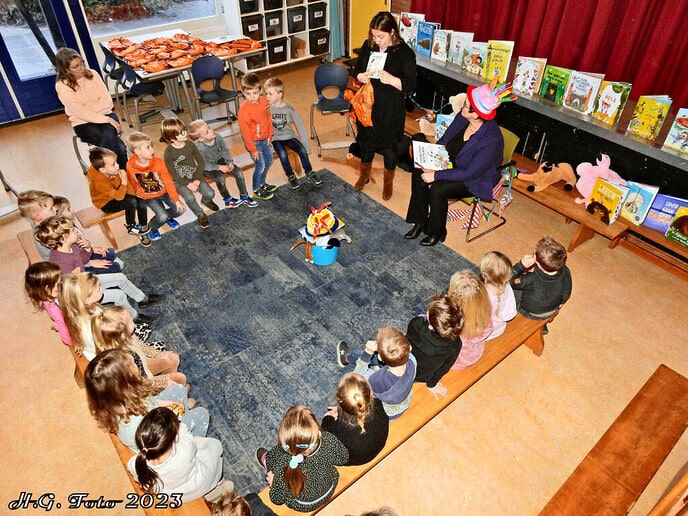 Wethouder Betsy Ramerman leest voor op de Cazemier school.